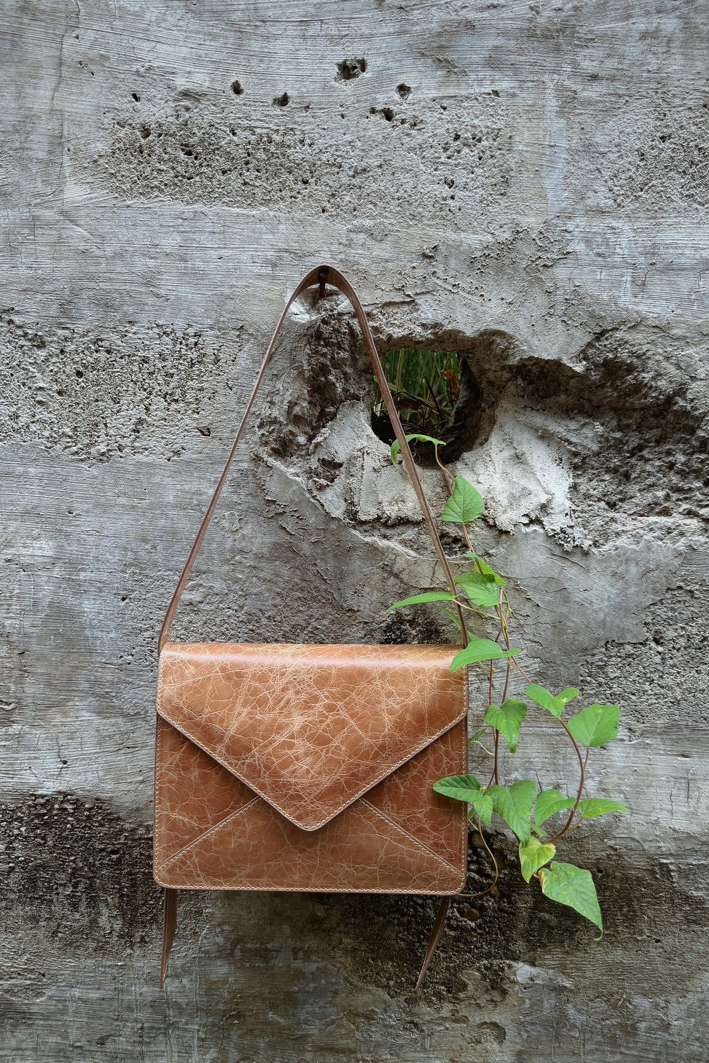 THE LETTER BAG in Biscuit