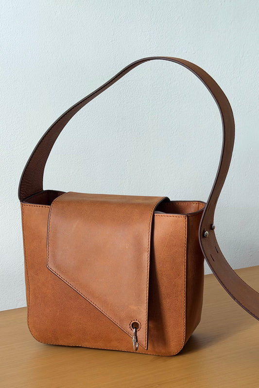 THE TIE MINI in Cognac